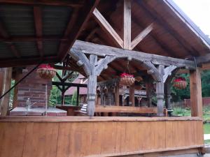 卡夫尼克Cabana Logolda的木亭子,配有桌子和盆栽植物