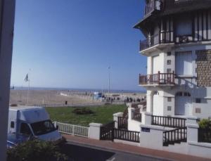 滨海图维列日落公寓的停在海滩旁灯塔旁边的卡车