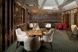 鲁容贝罗克库尔图拉酒店的一间带桌椅的用餐室