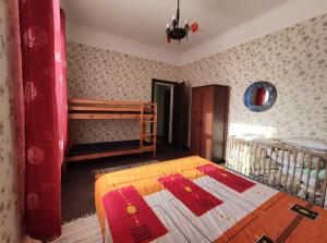 派尔努Chelsea Roosi 11 Apartment的一间卧室配有一张带红色和橙色毯子的床