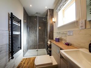波特里Craigard Chalet的带淋浴、卫生间和盥洗盆的浴室