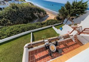 科尼尔-德拉弗龙特拉弗拉门戈海滩科尼尔别墅酒店的享有海滩空中景致的度假屋