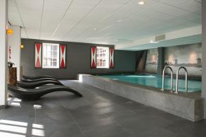 赞丹阿姆斯特丹赞丹因特尔酒店的一座带游泳池的大楼内的大型游泳池