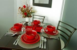 维多利亚都市田园酒店的上面有红杯和盘子的桌子