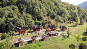 普拉夫Gradine - Katun kamp的山丘上房屋的空中景致