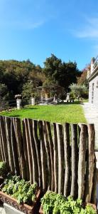 卡莫利Collina e mare的院子内种有植物的木栅栏