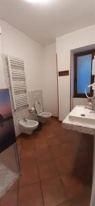 卡莫利Collina e mare的浴室配有2个盥洗盆、卫生间和浴缸。