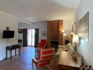 塔维拉Beach House - Tavira Island的客厅配有沙发和桌子