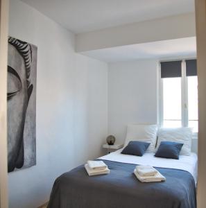维也纳CoeurDeVienne的一间卧室配有一张床,上面有两条毛巾