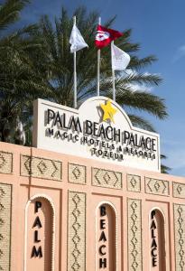 托泽尔Palm Beach Palace Tozeur的宫殿的标志,酒店和度假胜地