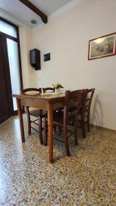 安杰利圣母Appartamento La Cupola的一张木桌和椅子