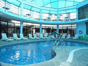 塔克纳Arenas Hotel & Spa的大楼内一个带滑梯的游泳池