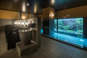 神栖市Hotel Route-Inn Kamisu的一间带游泳池的浴室和一间带