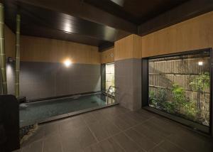 浜田市Hotel Route-Inn Hamada Ekimae的一间位于大楼内的客房,设有游泳池