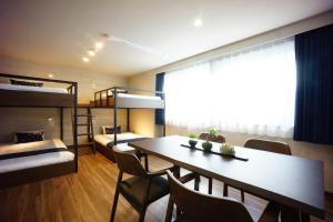 东京RoNa Hotel的客房设有餐桌和双层床。