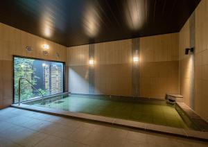 IchiharaHotel Route-Inn Ichihara的客房设有带大窗户的游泳池
