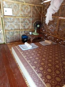 丽贝岛Varin Village Koh Lipe的一间位于地板上的房间,配有桌子和镜子