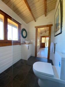 金斯科特Bretts Rest AZA的一间带卫生间和水槽的浴室