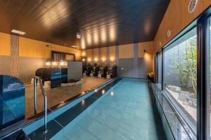 仓敷Hotel Route-Inn Kurashiki Mizushima的游泳池,位于带客厅的房屋内