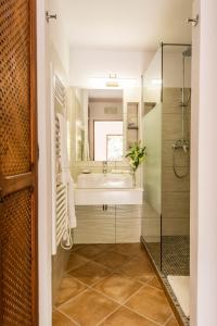 圣胡安包蒂斯塔坎佩雷索德农场酒店的一间带水槽和镜子的浴室