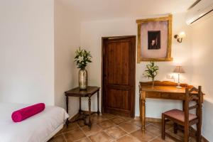 圣胡安包蒂斯塔坎佩雷索德农场酒店的客房设有一张床、一张桌子和一张桌子。