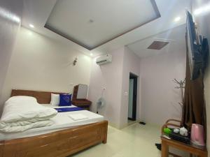 Cốc LếuVan Anh Motel的一间卧室配有一张床和一台电视。