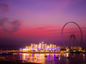 迪拜朱美拉海滩住宅区罗达安瓦吉套房酒店的城市天际线,晚上有摩天轮