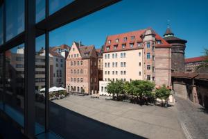 纽伦堡Hotel VICTORIA Nürnberg的从大楼的窗户欣赏到城市美景