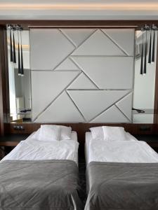 露米雅Hotel Falko的卧室内两张并排的床