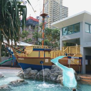 黄金海岸Crown Towers Resort Private Apartments的水上公园里的滑梯和海盗船