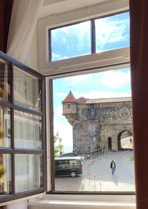 蒂宾根Appartements am Schloss的享有城堡景致的窗户。