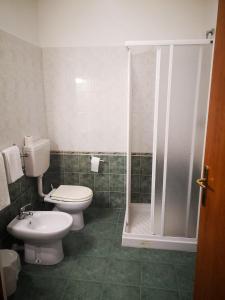 蒙卡列里凯沃尔度假酒店的一间带卫生间和淋浴的浴室。