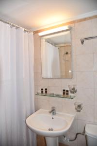 罗德镇Marine Congo Hotel的一间带水槽和镜子的浴室