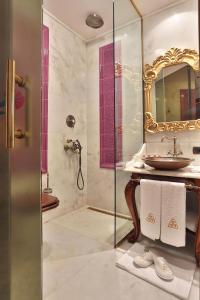 伊斯坦布尔加拉塔达鲁苏丹酒店的一间带水槽和淋浴的浴室