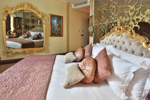 伊斯坦布尔加拉塔达鲁苏丹酒店的一间卧室配有一张大床和枕头
