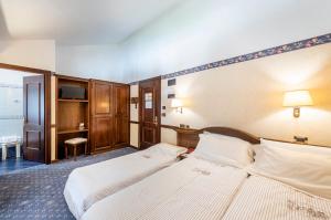 安塔格诺德小王子酒店的酒店客房设有两张床和电视。
