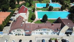 科马罗姆哈特维泽公寓酒店的享有带游泳池的大型建筑的顶部景色