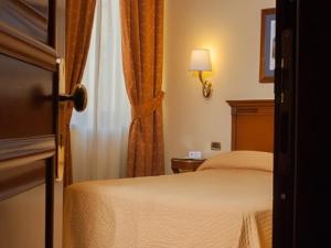 那不勒斯那不勒斯里奇米尼商务酒店的酒店客房设有床和窗户。