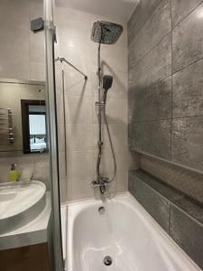 罗夫诺VIP Apartment Rovno & Новобудова ЖК Театральний Центр的带淋浴、浴缸和盥洗盆的浴室