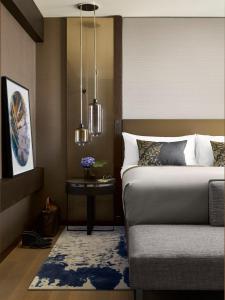 卢布尔雅那卢布尔雅那洲际酒店的一间卧室配有一张床和一张桌子