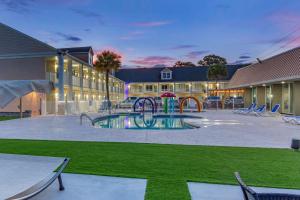 帕瓦雷斯岛Quality Inn & Suites的一座带游泳池和游乐场的建筑