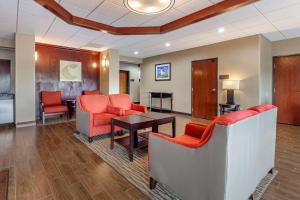 埃斯卡诺巴埃斯卡诺巴康福特套房酒店的一间设有红色椅子和桌子的等候室