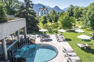 科拉尔博佩玫尔曼斯波丝特酒店的一个带游泳池和椅子的度假胜地和一座建筑