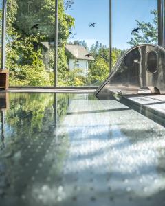 科拉尔博佩玫尔曼斯波丝特酒店的一座房子里一个带玻璃地板的游泳池