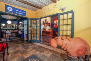圣卢西亚乌姆利洛酒店的一间房间中间有猪雕像的商店