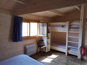 普热罗夫Resort Radslavice的小屋内带双层床的房间