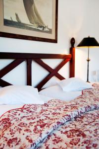 帕恩克OLE丽丝酒店的一间卧室配有一张带红白毯子的床