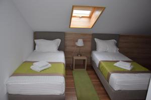 阿尔巴尤利亚Crema Residence的小型客房 - 带2张床和窗户