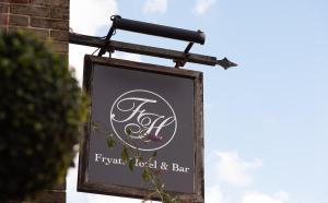 哈里奇Fryatt Hotel & Bar的挂在建筑物上的花店的标志