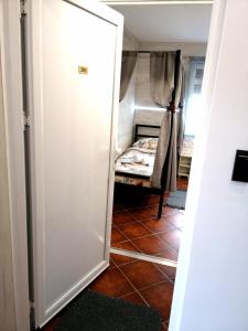 沙巴茨Vila Violeta的一间设有门的房间,通往一间设有床铺的房间
